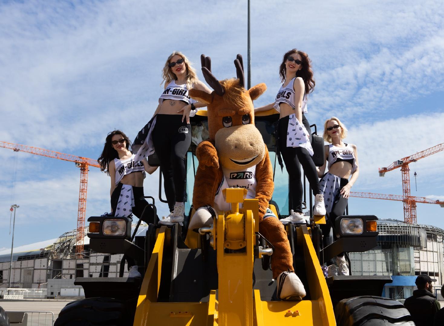 Изображение к статье «Трюльник, ковш и баскетбол: В Нижнем прошёл Top Driver Excavator Challenge»