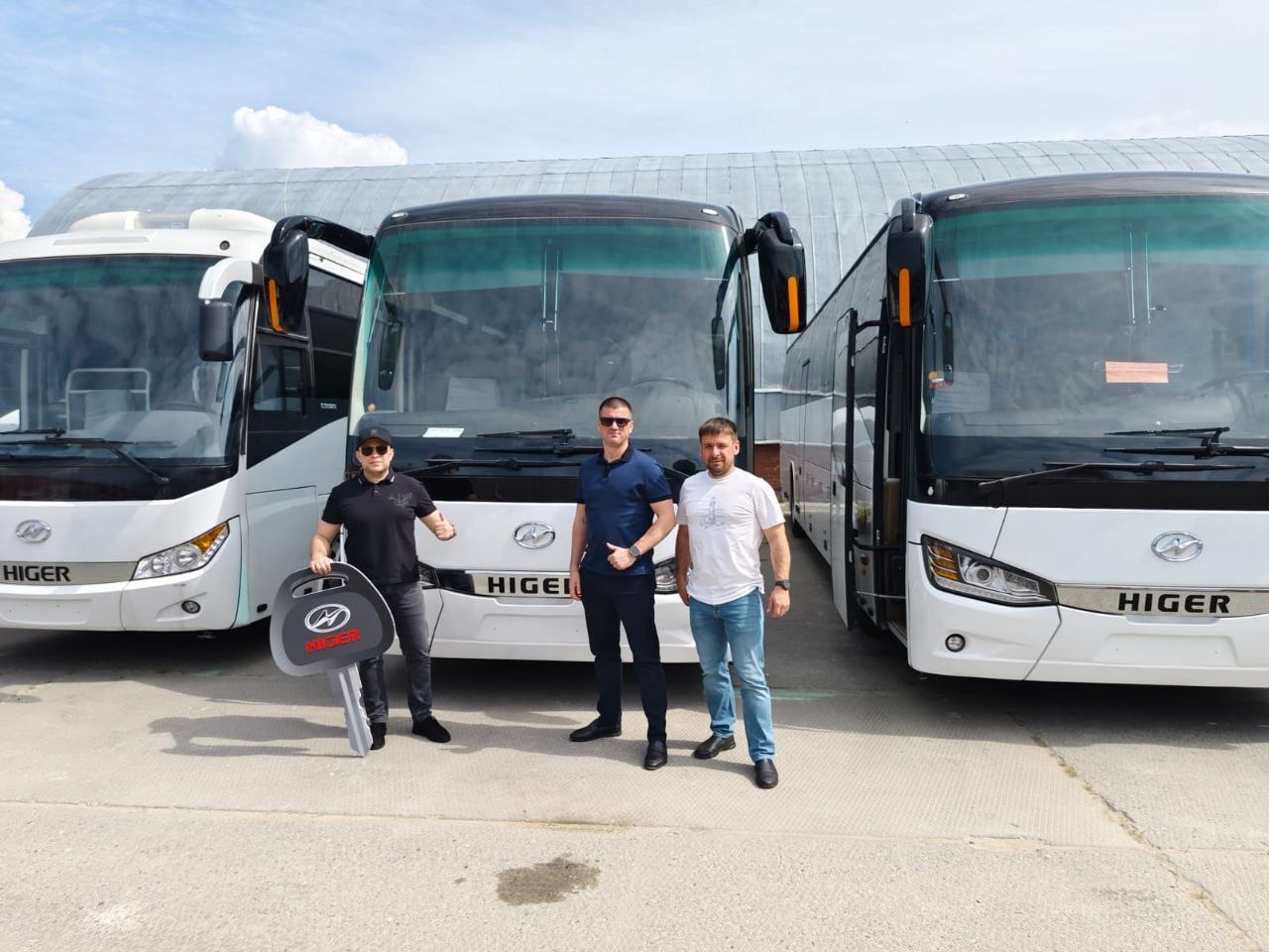 Изображение к статье ««Русбизнесавто» передал 6 автобусов HIGER для нефтяников в Сургуте»